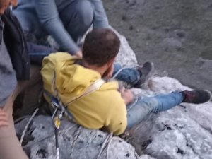 Kayalıklarla Mahsur Kalan Genç İçin Filim Gibi Operasyon