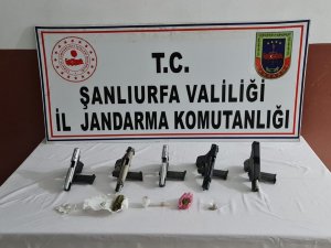 Durdurulan Araçtan Silah Ve Uyuşturucu Çıktı