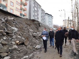 Hakkari Valisi Akbıyık, Yıkılan İstinat Duvarını Yerinde İnceledi