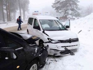 Uludağ Yolunda Araçlar Kafa Kafaya Çarpıştı: 3 Yaralı