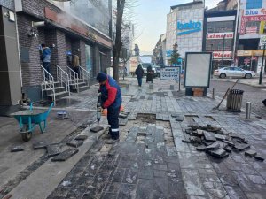 Kaldırımlarda Onarım Sürüyor