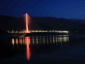 16 Şehri Birbirine Bağlayan Kömürhan Köprüsü Işıklandırmasıyla Görsel Şölen Sunuyor