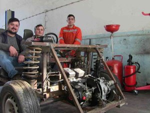 Topladıkları Hurdalardan Araba Yaptılar