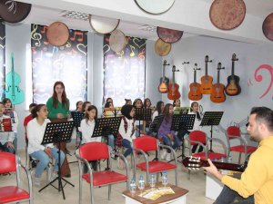 Ünlü Şarkıcı Kızının Doğum Günü Anısına Mardin’deki Bir Okula Müzik Atölyesi Yaptırdı