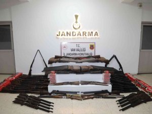 İ̇ran Sınırında Atların Sırtında 215 Adet Av Tüfeği Ele Geçirdi