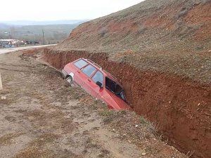 Otomobil Şarampolde Devrildi, Sürücü Yara Almadan Kurtuldu