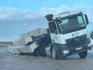 İ̇slahiye’de Beton Blok Yüklü Tır Devrildi