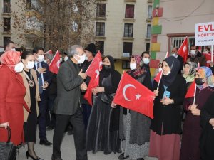Ak Parti Teşkilatından Diyarbakır Annelerine Ziyaret