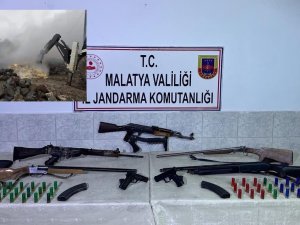Yangın Çıkan Ahırda Çok Sayıda Silah Ele Geçirildi