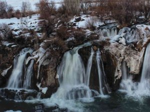 Donan Muradiye Şelalesi Çözülmeye Başladı