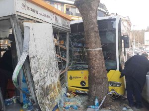 Beyoğlu’nda İ̇ett Otobüsü Halk Ekmek Büfesine Daldı, Facianın Eşiğinden Dönüldü