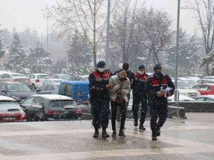 Çaldıkları Rögar Kapaklarını Satarken Yakalanan 2 Kişi Tutuklandı