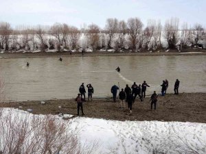 Muş’ta Karasu Nehri’nde Kaybolan Yağmur İçin Suya 50 Metrelik Ağ Çekildi
