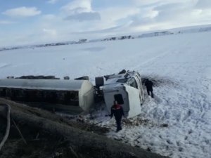 Ağrı’da Yakıt Yüklü Tır Devrildi