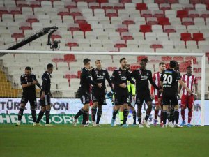 Spor Toto Süper Lig: Sivasspor: 0 - Beşiktaş: 1 (Maç Devam Ediyor)