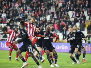 Spor Toto Süper Lig: Sivasspor: 1 - Beşiktaş: 2 (İ̇lk Yarı)
