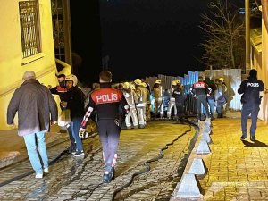 Beyoğlu’nda Alev Alan Araç Park Halindeki Otomobile Çarparak Durdu