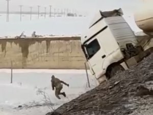 Tırın Devrildiği Kazada Askerin Ölümden Döndüğü Anlar Kameraya Yansıdı