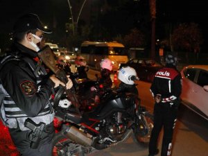 Adana’da “Huzur Ve Güven” Uygulaması: 43 Kişi Yakalandı, Çok Sayıda Ruhsatsız Silah Ele Geçirildi