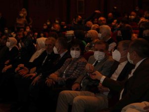 İ̇skender Pala Yazdı, Hülya Koçyiğit Hayran Kaldi