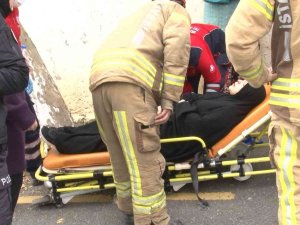 Üsküdar’da Ağaca Çarpan Otomobil Yan Yattı