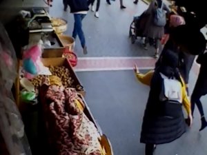 Hırsız İşlek Caddede Kadının Cebindeki Telefonu Çaldı