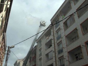 Esenyurt’ta 5 Katlı Bir Apartmanın Çatısı Alev Alev Yandı
