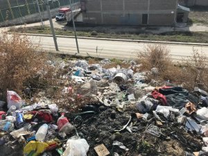 Yol Kenarına Duyarsızca Atılan Çöpler Kirliliğine Neden Oluyor