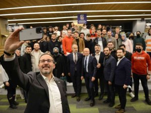 Bakan Kasapoğlu’ndan Uyumayan Kütüphaneye Tam Not