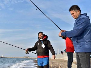 Mavi Bayraklı Ağapark’ta Oltalar Yarıştı
