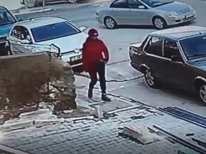 Kaldırımda Bulduğu Telefonu Sosyal Medya Paylaşımı Sonrası Polise Teslim Etti
