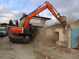 Burhaniye’de Metruk Binalar Yıkılıyor