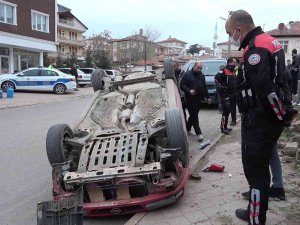 Bahçe Duvarına Çarpan Otomobil Ters Devrildi: 2 Yaralı