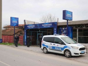 Cadde Üzerinde Dolmuş Bekliyordu, Otomobilden Açılan Ateşle Yaralandı