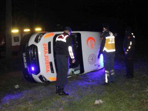 Vakaya Giden Ambulans Virajı Alamayınca Yan Yattı