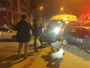 İ̇ki Otomobil Çarpıştı: 1 Yaralı
