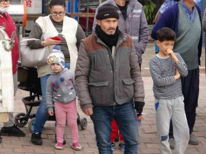 Çocuklar Cesedi Korkulu Gözlerle İzledi