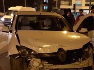İ̇ki Otomobil Çarpıştı: 1 Yaralı