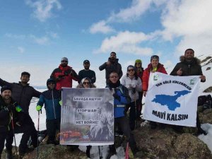 3 Bin Rakımlı Esrük Dağı Zirvesinde "Savaşa Hayır" Çağrısı