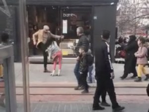 Herkesin Gözü Önünde Genç Kızı Böyle Tekmeledi
