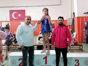 12 Yaşındaki Küçük Kız Memleketine Şampiyon Olarak Döndü