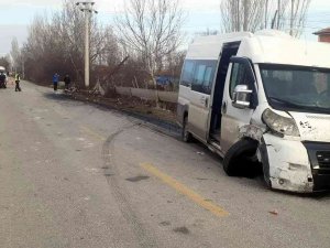 Konya’da Öğrenci Servisi İle Otomobil Çarpıştı: 14 Yaralı