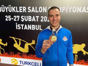Adanalı Atlet Sırıkla Atlamada Türkiye Şampiyonu