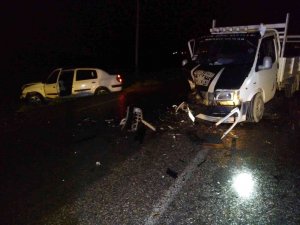 Otomobil İle Kamyonet Kafa Kafaya Çarpıştı: 1 Yaralı