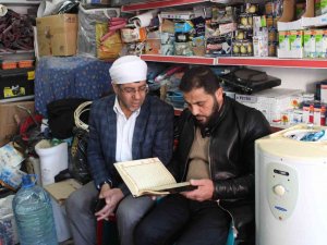 Gönüllüler Cizre’de Esnafı Ziyaret Ederek Kur’an’ı Kerim Öğretiyor