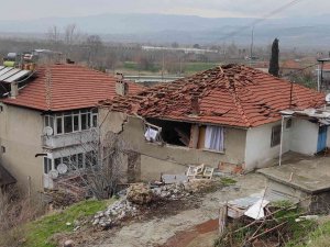 Gaz Sıkışması Sonucu Patlamanın Meydana Geldiği Ev Harabeye Döndü: 1 Ağır Yaralı