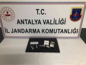 Jandarma Ekiplerinin Şüphelendiği 2 Kişinin Üzerinde Eroin Bulundu