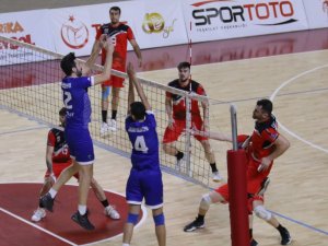 Voleybol 2. Lig Erkekler Yarı Final Maçları Sivas’ta Başladı