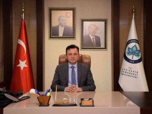 Rektör Şenocak, "Tüm Bireylerin Zararlı Maddelerden Uzak Durmasını Sağlamak Görevimiz Olmalı"