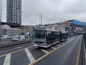 Freni Tutmayan Metrobüs Önündeki Araca Çarptı; 7 Yaralı